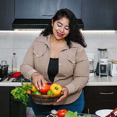 women cleaning her veggies